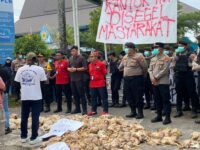Ilustrasi Aksi Jilid II di Depan Kantor PLN Palangka Raya, Massa Lempar 1.500 Bangkai Ayam