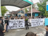 Ilustrasi Aliansi Gerakan Palangka Raya Gelap Pasang Spanduk Protes di Gerbang PLN, Ancam Gelar Aksi Lebih Besar