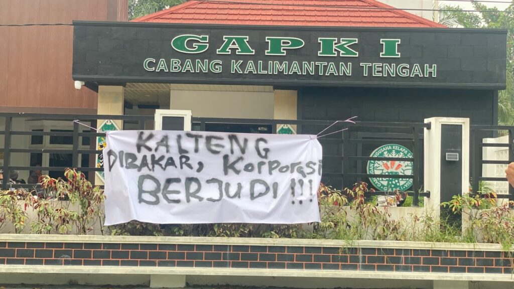 Aliansi Gerakan Pemuda Melawan Korporasi Geruduk Kantor GAPKI Kalteng, Tuntut Pertanggungjawaban atas Karhutla