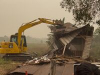 Ilustrasi Ayong Pertanyakan Luas Badan Jalan yang Ditempati Rumah Kayu dan Letak Objek Sita